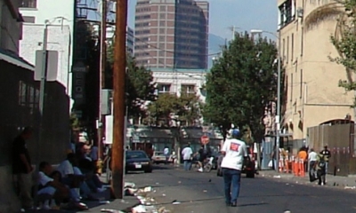 Los indigentes deben sobrevivir en medio de pilas de basura y solo cuentan con 9 baños por cada 2.000 personas.