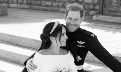 Meghan Markle y el príncipe Harry posan tras casarse el sábado 19 de mayo de 2018. 
