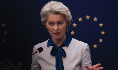 La presidenta de la Comisión Europea, Ursula von der Leyen, en una rueda de prensa en Pekín, 7 de diciembre de 2023.