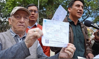 Vecinos marchaban y reclamaban, con sus facturas en mano, por el cobro de agua sin recibir el servicio de manera óptima durante la época de lluvia