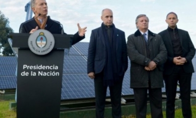 El presidente de Argentina, Mauricio Macri (I), da un discurso junto al ministro de Energía, Juan José Aranguren (2°-D), en Buenos Aires