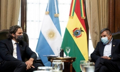El canciller Rogelio Mayta, quien dio positivo al covid, junto a su homólogo argentino Santiago Cafiero.