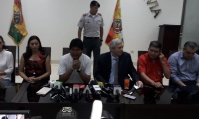 El presidente realizó el anuncio con las autoridades cruceñas/Foto. ABI