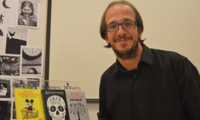 El cronista boliviano-español, Alexander Ayala, posa junto a sus tres libros reeditados.
