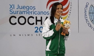 Tórrez muestra orgullosa su segunda medalla lograda este lunes en Cocha 2018