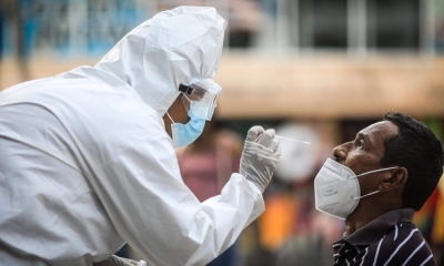 Personal de salud toma una prueba de COVID a una persona en Perú. EFE