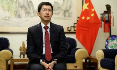 Liang Yu, embajador de la República Popular de China en Perú, ofrece una entrevista. | Fuente: EFE | Fotógrafo: Paolo Aguilar