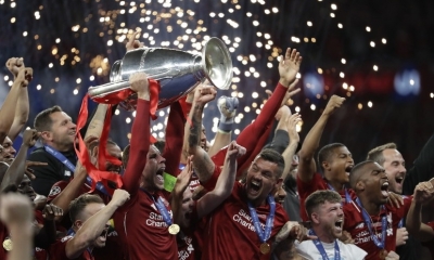 Los jugadores del Liverpool festejan el trofeo de la Liga de Campeones, en Madrid, 1 de junio de 2019.