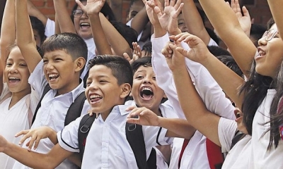 Estos niños festejan el inicio del año escolar en el país. Hubo bastante entusiasmo.