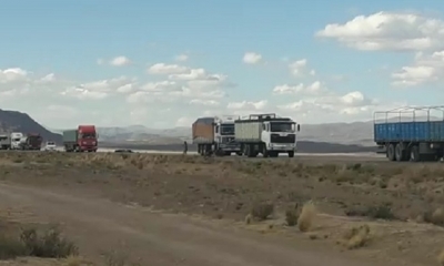En la ruta turista existen varios camiones y buses  parados/Foto. Captura de pantalla 