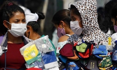 Barbijos de todo tipo se ofrecen en los mercados 