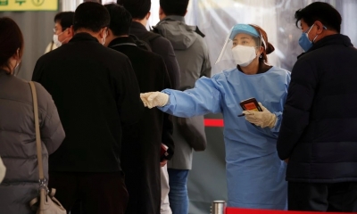 Personas llegan para someterse a las pruebas de la enfermedad por coronavirus (COVID-19), en un centro de pruebas en Seúl, Corea del Sur
