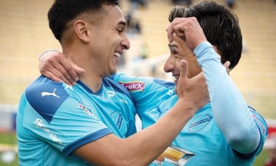 Los jugadores de Bolívar celebran uno de los goles en el Hernando Siles.