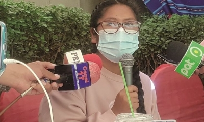 Eva Copa ofrece una conferencia de prensa en su domicilio en la ciudad de El Alto.
