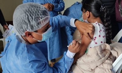 Una niña recibe vacuna contra el coronavirus en Cochabamba.