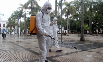 Funcionarios municipales fumigan en la plaza 24 de septiembre. | Foto archivo | EFE