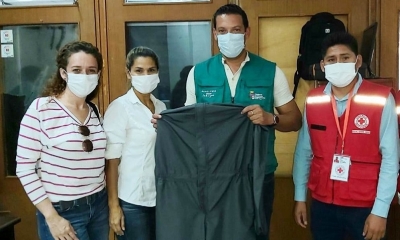 Gabriela Jimenez (Presidente de Juventud Empresa), Dr. Modesto Rivadineira Paco (Presidente) y personal de la Gobernación de Santa Cruz.