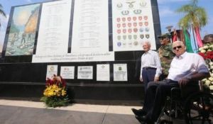 Soldados bolivianos le brindan homenaje a compañeros caídos en la lucha contra la guerrila