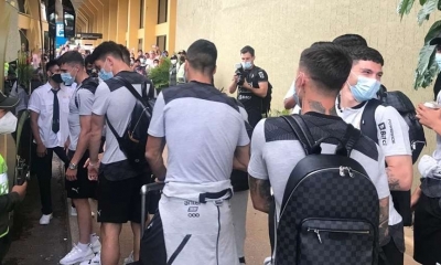 L a selección uruguaya llegó este lunes por la parte en la capital cruceña. Foto:AUF