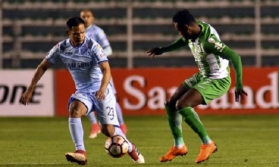 El volante boliviano Leonel Justiniano marcando al delantero colombiano Gustavo Torres, durante la victoria celeste (1-0) en La Paz. Foto: APG
