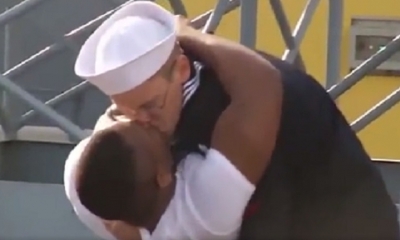 El beso de la pareja se viralizó/Foto. Captura de pantalla