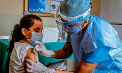 Una niña recibe la vacuna contra la COVID-19.
