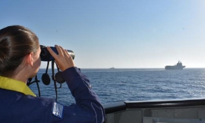 Una mujer observa durante unos ejercicios militares conjuntos de Grecia y Francia en el Mediterráneo - Reuters