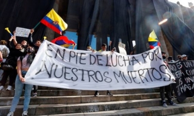 Agentes del Escuadrón Móvil Antidisturbios (Esmad) de la Policía Nacional de Colombia, reprimen con brutalidad marchas pacíficas. 