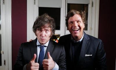 Tucker Carlson (der.) junto a Javier Milei