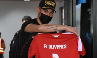 Raúl Olivares expone la camiseta que vestirá con Universitario de Vinto en la temporada 2022 de la División Profesional. 