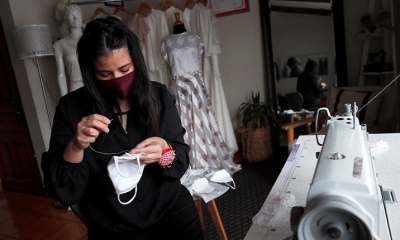 La diseñadora chilena, Andrea Fachín, trabaja en la elaboración de mascarillas para novias. | EFE