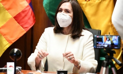 La canciller Karen Longaric