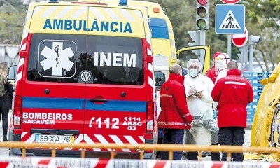 Personal médico en las puertas de un hospital de Lisboa.