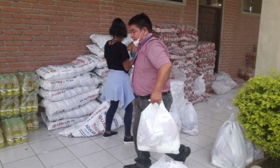 Alcaldía de Pailón entrega canasta escolar con alimentos.