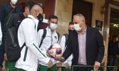 Fernando Costa (dcha.) despidió a la Verde en La Paz.