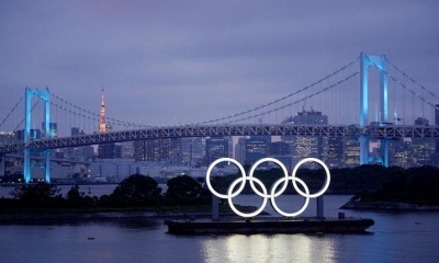 Los anillos olímpicos en el Puente Arco Iris en el parque Marino de Odaiba en Tokio. | EFE