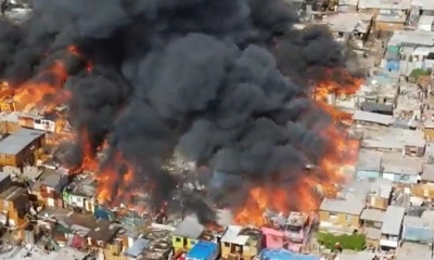 Una vista de Laguna Verde y sus viviendas afectadas por el fuego en Iquique, Chile.