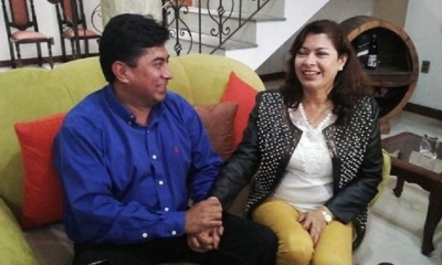 El magistrado del TCP, Orlando Ceballos Acuña junto a su esposa, hace una semana atrás. Foto: Captura/Archivo