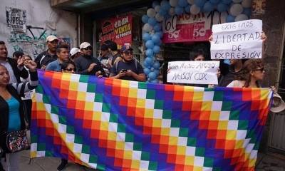 Grupo de personas apoya a Nelson Cox. | Pablo Rivera Grupos en contra de Cox protestan en puertas de la Fiscalía.  