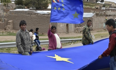 Carretera, Oruro - La Paz, personas de diferentes puntos del país, muestran su civismo en el día del banderazo.