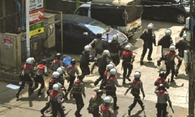 Policía birmana reprime una marcha en Rangún. 