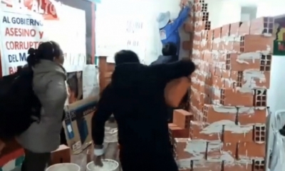 El momento del tapiado de dos manifestantes de la UPEA. Foto: Radio Éxito