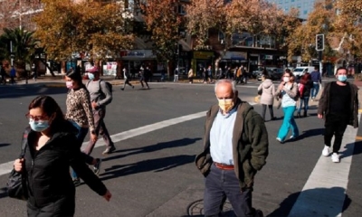 Un grupo de personas camina por una calle de Santiago (Chile) | Fuente: EFE