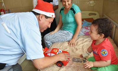 Alcalde de Yacuiba entrega regalos a niños en Pediatría