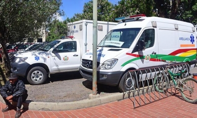 Una gran cantidad de ambulancias estacionadas en el complejo Viedma, en Cochabamba. Foto, Los Tiempos