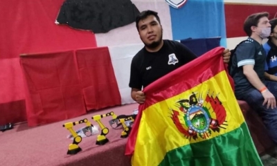 Andy Porcel posa con la bandera boliviana. 