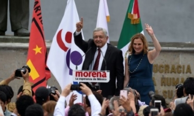 El candidato presidencial mexicano Andres Manuel Lopez Obrador (I), del partido Morena, saluda junto a su esposa Beatriz Gutiérrez Muller