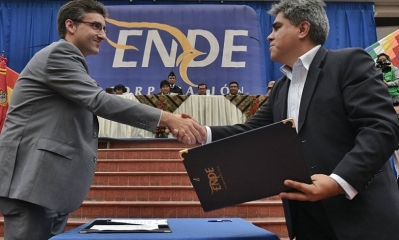 Acto de la firma del contrato de instalación de la primera fase de una planta solar en Oruro.