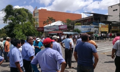 Transportistas llegaron a la sede de la Federación 16 de Noviembre para exigir la renuncia de su líder, Róger Gonzales