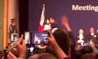 Duterte es blanco de críticas por obligar a una mujer a besarlo. | Fuente: Twitter